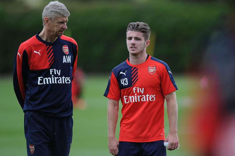 Dan Crowley with Arsene Wenger (Photo via BeSoccer.com)