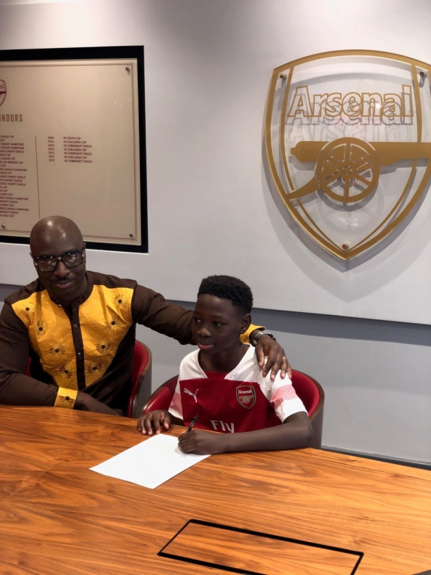 Davon Gbajumo signing alongside his father (Photo by Terry Bobie Agyekum)