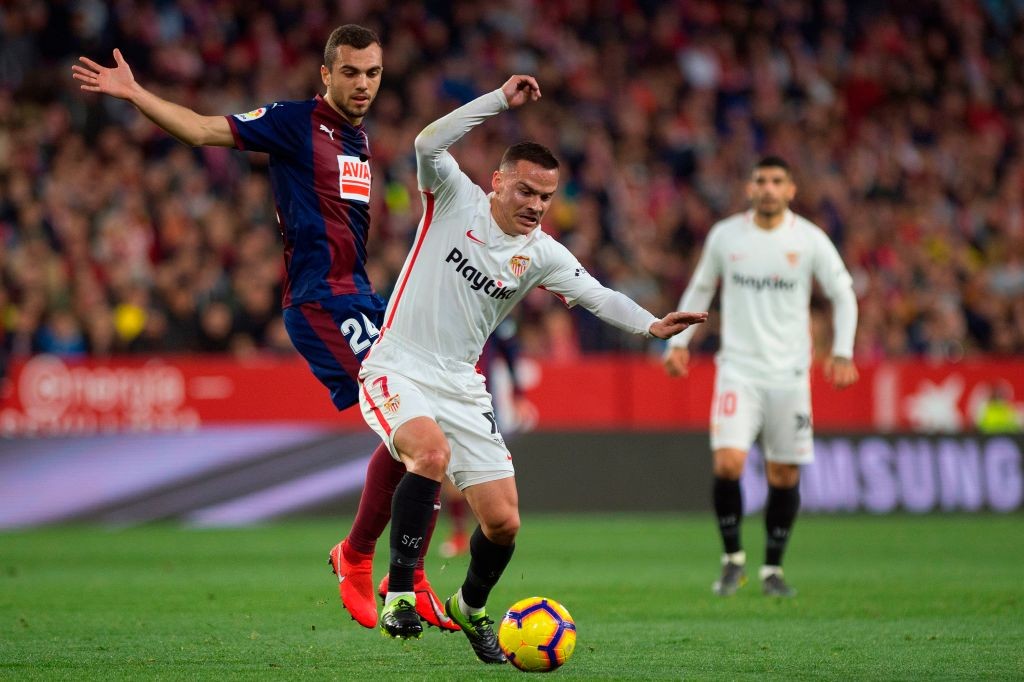 Arsenal transfers - Eibar's Spanish midfielder Joan Jordan (L) fights for the ball with Sevilla's Spanish midfielder Roque Mesa during the Spanish ...