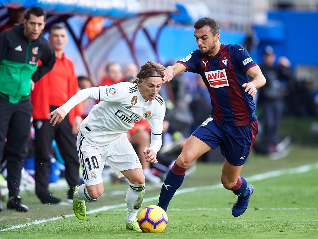 EIBAR, SPAIN - NOVEMBER 24: Luka Modric of Real Madrid duels for the ball with Joan Jordan of SD Eibar during the La Liga match between SD Eibar an...