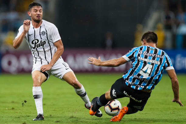 PORTO ALEGRE, BRAZIL - MARCH 12: Walter Kannemann (R) of Gremio struggles for the ball with Adrian Emmanuel Martinez of Libertad during a match between Gremio and Libertad, as part of Copa CONMEBOL Libertadores 2019 at Arena do Gremio on March 12, 2019 in Porto Alegre, Brazil. (Photo by Buda Mendes/Getty Images)