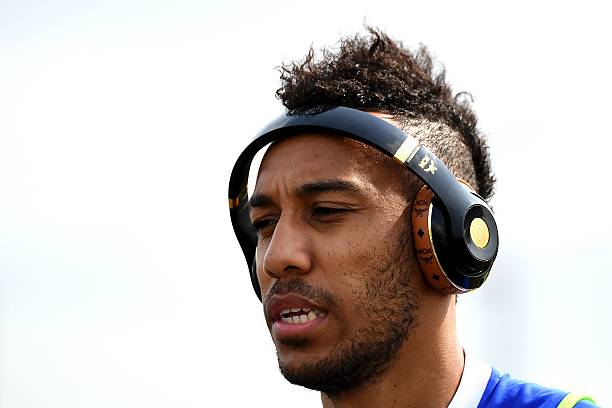 Gabon's forward Pierre-Emerick Aubameyang arrives for a training session in Libreville on January 20, 2017 during the 2017 Africa Cup of Nations football tournament in Gabon. / AFP / GABRIEL BOUYS 
