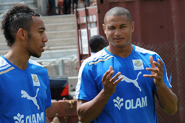 Gabonese national football team players Daniel Cousin (R) and Pierre-Emerick Aubameyang chat during a training session on November 9, 2011 in Libre...