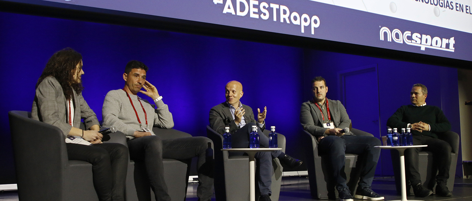 Journalist Marcos Lopez moderates the round table / Photo Alberto Molina