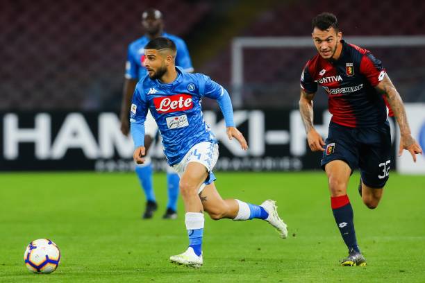 Napoli's Italian forward Lorenzo Insigne (L) outruns Genoa's Portuguese defender Pedro Pereira during the Italian Serie A football match Napoli vs Genoa on April 7, 2019 at the San Paolo stadium in Naples. (Photo by Carlo Hermann / AFP)