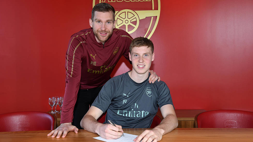 Mark McGuinness signs his first pro contract with Arsenal. Arsenal Training Ground. London Coleny, Herts, 29/3/19. Credit : Arsenal Football Club / David Price