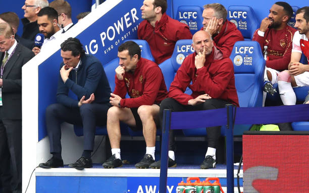 LEICESTER, ENGLAND - APRIL 28: Unai Emery, Manager of Arsenal and the team bench look dejected during the Premier League match between Leicester Ci...