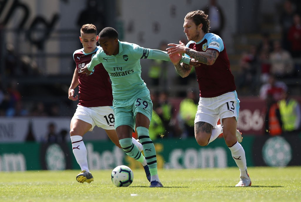 Joe the only Willock brother left at top club as Matty leaves Manchester United 4 BURNLEY, ENGLAND - MAY 12: Joe Willock of Arsenal vies with Jeff Hendrick of Burnley during the Premier League match between Burnley FC and Arsenal FC at Turf Moor on May 12, 2019 in Burnley, United Kingdom. (Photo by Ian MacNicol/Getty Images)