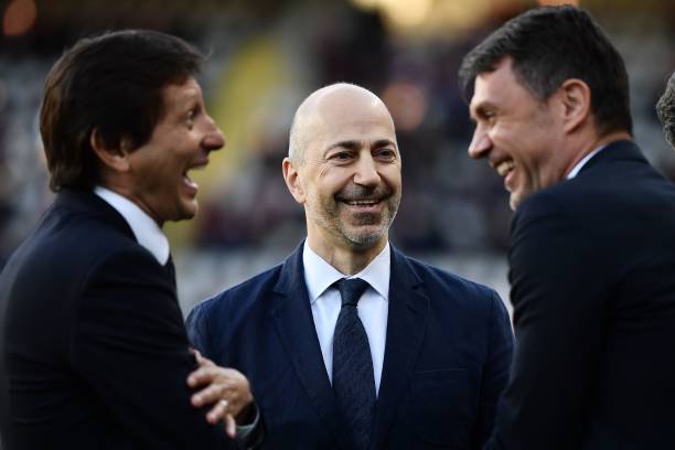 Milan's CEO Ivan Gazidis (C), Milan's Brazilian technical director Leonardo (L) and Milan's Italian technical director Paolo Maldini, talk prior to the Italian Serie A football match between Torino and AC Milan on April 28, 2019 at the Grande Torino stadium in Turin. (Photo by MARCO BERTORELLO / AFP)