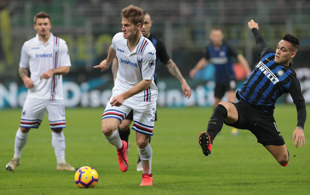 MILAN, ITALY - FEBRUARY 17: Joachim Andersen of UC Sampdoria is challenged by Lautaro Martinez of FC Internazionale during the Serie A match betwee...