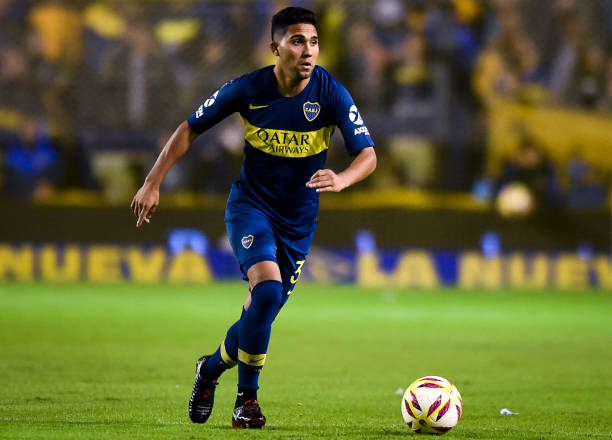BUENOS AIRES, ARGENTINA - MAY 05: Emanuel Reynoso of Boca Juniors drives the ball during a round of sixteen second leg match between Boca Juniors a...