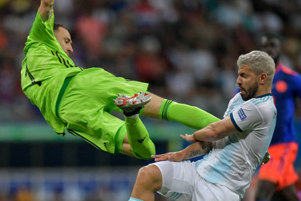 TOPSHOT - Colombia's goalkeeper David Ospina (L) collides with Argentina's Sergio Aguero during their Copa America football tournament group match at the Fonte Nova Arena in Salvador, Brazil, on June 15, 2019. (Photo by Raul ARBOLEDA / AFP)