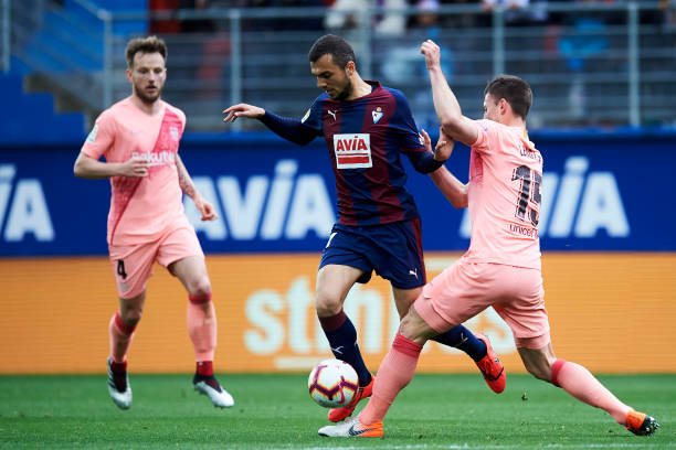 Sevilla confirm signing of Arsenal-linked Joan Jordan 2 EIBAR, SPAIN - MAY 19: Clement Lenglet of FC Barcelona duels for the ball with Joan Jordan of SD Eibar during the La Liga match between SD Eibar and FC Barcelona at Ipurua Municipal Stadium on May 19, 2019 in Eibar, Spain. (Photo by Juan Manuel Serrano Arce/Getty Images)
