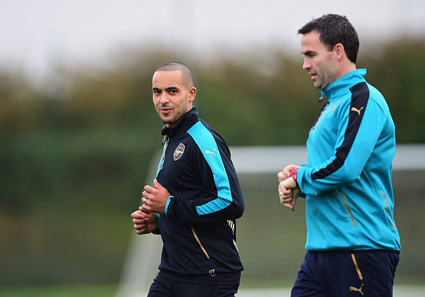 Arsenal convince Shad Forsythe to stay amid AC Milan interest but sack Darren Burgess 2 ST ALBANS, ENGLAND - DECEMBER 08: Theo Walcott of Arsenal looks on with Shad Forsythe, Head of Performance during an Arsenal training session ahead of the UEFA Champions League match against Olympiacos at London Colney on December 8, 2015 in St Albans, England. (Photo by Dan Mullan/Getty Images)