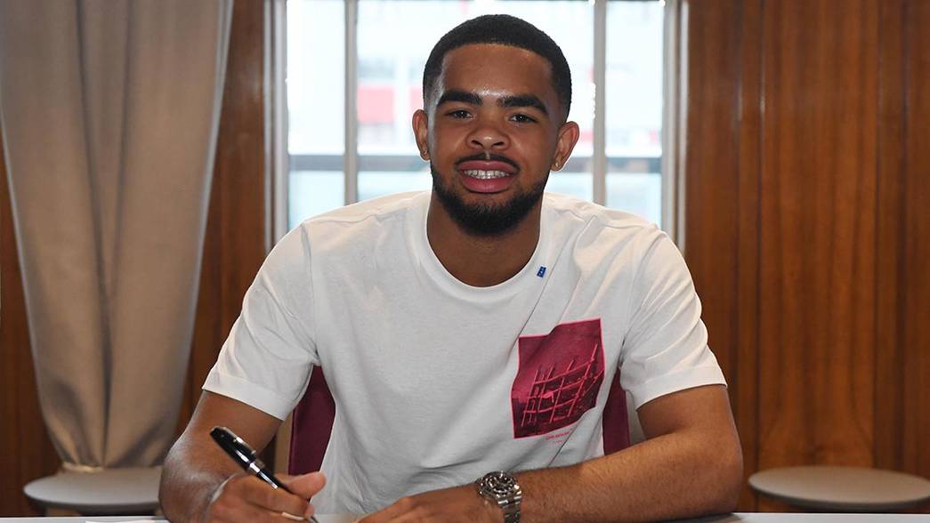 Trae Coyle signs his new deal (Photo via Arsenal.com)