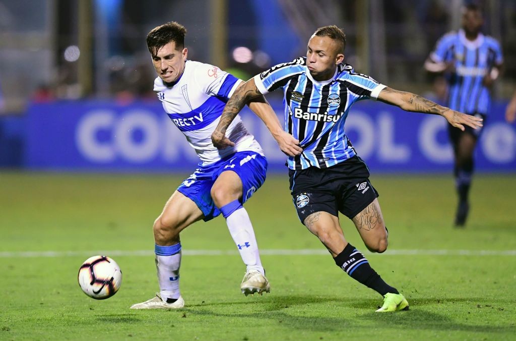 Chilean Universidad Catolica Juan Cornejo (L) vies for the ball with Brazil's Gremio footballer Everton Soares (R) during a Copa Libertadores footb...