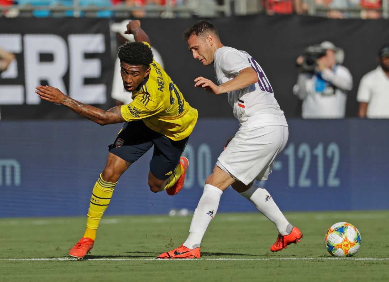 Reiss Nelson against Fiorentina in pre-season (Photo via AP)