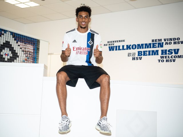 Xavier Amaechi posing in Hamburg colours (Photo via Abendblatt.de)