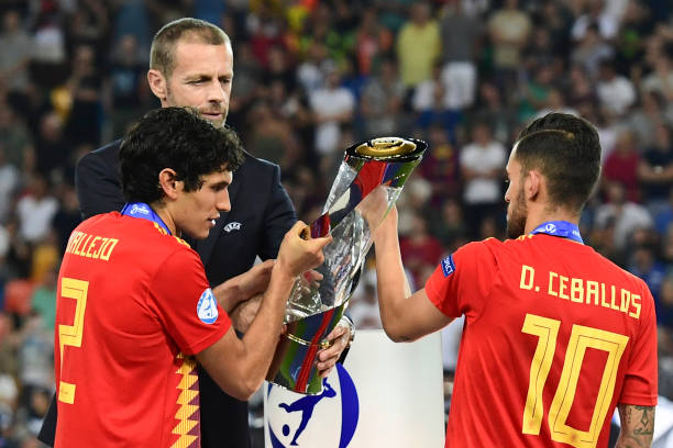 Arsenal and Real Madrid spend Tuesday in intense negotiations 2 UEFA President Aleksander Ceferin (Rear L) hands the winners' trophy to Spain's midfielder Dani Ceballos (R) and Spain's defender Jesus Vallejo after Spain won the final match of the UEFA U21 European Football Championships against Germany on June 30, 2019 at the Friuli stadium in Udine. (Photo by Miguel MEDINA / AFP)