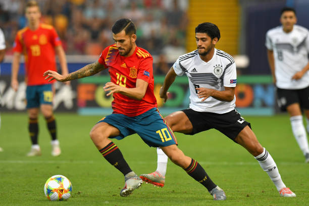 UDINE, ITALY - JUNE 30: Dani Ceballos of Spain competes for the ball with Mahmoud Dahoud of Germany during the 2019 UEFA U-21 Final between Spain a...