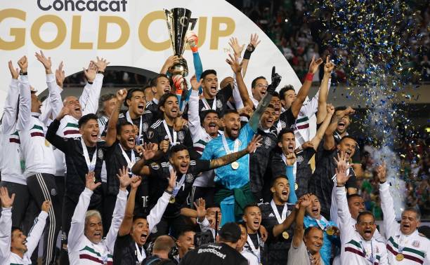 Mexico players celebrate with the Gold Cup after beating the US during the 2019 Concacaf Gold Cup final football match between USA and Mexico on July 7, 2019 at Soldier Field stadium in Chicago, Illinois. - Mexico defeated the US 1-0 (Photo by TIMOTHY A. CLARY / AFP)