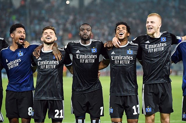 Xavier Amaechi with his new Hamburg teammates after their win over Chemnitzer FC (Photo via Instagram / XavierAmaechi)