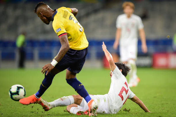 BELO HORIZONTE, BRAZIL - JUNE 24: Robert Arboleda of Ecuador fights for the ball with T. Kubo  of Japan during the Copa America Brazil 2019 group C match between Ecuador and Japan at Mineirao Stadium on June 24, 2019 in Belo Horizonte, Brazil. (Photo by Juliana Flister/Getty Images)