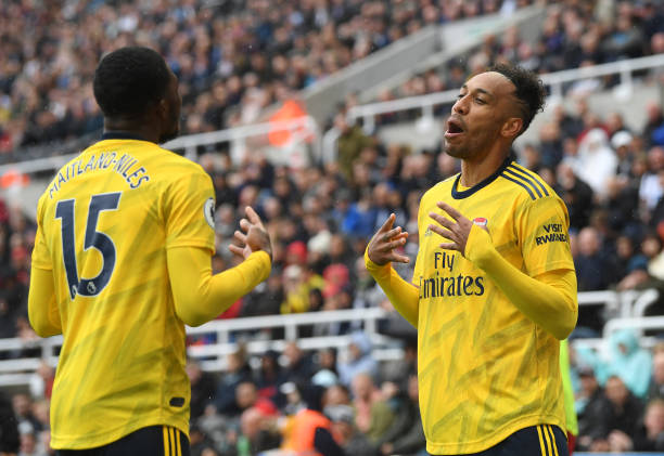 NEWCASTLE UPON TYNE, ENGLAND - AUGUST 11: Arsenal player Pierre-Emerick Aubameyang celebrates after scoring the winning goal with Ainsley Maitland-Niles (l) during the Premier League match between Newcastle United and Arsenal FC at St. James Park on August 11, 2019 in Newcastle upon Tyne, United Kingdom. (Photo by Stu Forster/Getty Images)