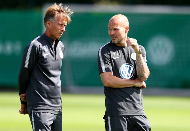 WOLFSBURG, GERMANY - JULY 03: Head coach Andries Jonker (L) talks to assistant coach Fredrik Ljungberg during a training session at Volkswagen Arena on July 3, 2017 in Wolfsburg, Germany. (Photo by Martin Rose/Bongarts/Getty Images)