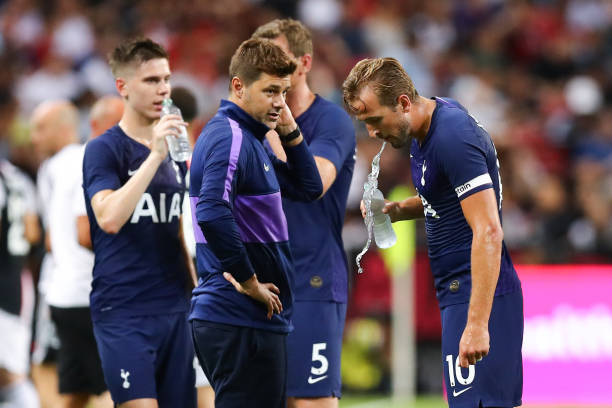 73 people Arsenal fans would hate to be stuck in a lift with & 1 clear winner 17 SINGAPORE, SINGAPORE - JULY 21: Manager Mauricio Pochettino of Tottenham Hotspur (L) gives instruction while Harry Kane of Tottenham Hotspur spits water during the International Champions Cup match between Juventus and Tottenham Hotspur at the Singapore National Stadium on July 21, 2019 in Singapore. (Photo by Pakawich Damrongkiattisak/Getty Images)