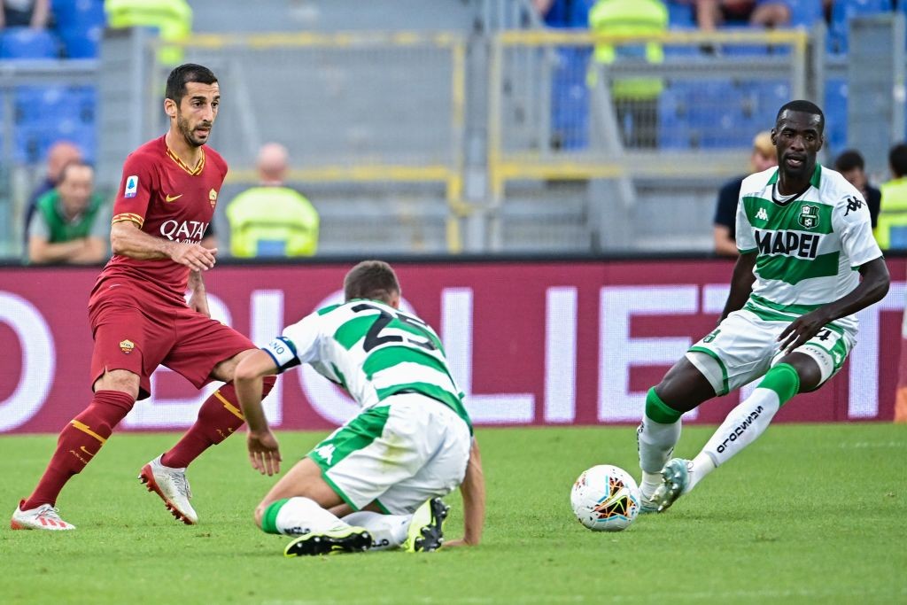 Roma's Armenian midfielder Henrik Mkhitaryan (L) passes the ball during the Italian Serie A football match AS Roma vs Sassuolo on September 15, 201...