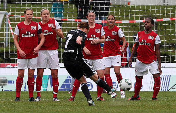 Frankfurt's midfielder Melanie Behringer (front) tries to score during the UEFA Women's Champions League semi final football match, 1. FFC Frankfurt vs. Arsenal Ladies FC, in Frankfurt/Main, central Germany, on April 21, 2012. AFP PHOTO / DANIEL ROLAND 