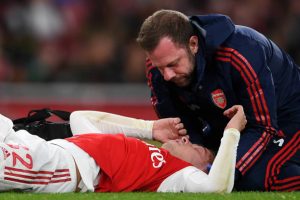 LONDON, ENGLAND - SEPTEMBER 24: Medical staff treat Emile Smith Rowe of Arsenal during the Carabao Cup Third Round match between Arsenal FC and Nottingham Forrest at Emirates Stadium on September 24, 2019 in London, England. (Photo by Laurence Griffiths/Getty Images)