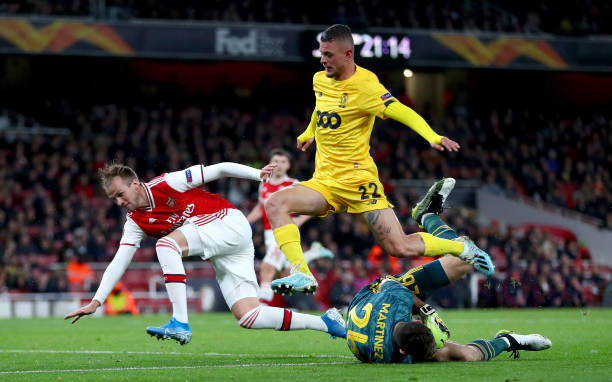 What Emiliano Martinez brings to Arsenal that Petr Cech lacked 2 LONDON, ENGLAND - OCTOBER 03: Emiliano Martinez of Arsenal gathers the ball under pressure from Maxime Lestienne of Standard Liege during the UEFA Europa League group F match between Arsenal FC and Standard Liege at Emirates Stadium on October 03, 2019 in London, United Kingdom. (Photo by Dan Istitene/Getty Images)