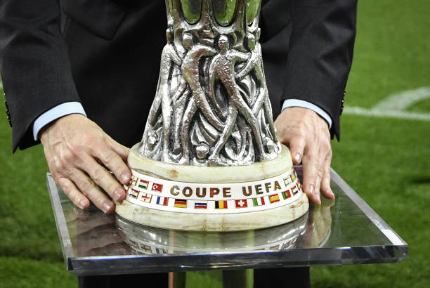TOPSHOT - An UEFA official positions the trophy prior to the UEFA Europa League final football match between Chelsea FC and Arsenal FC at the Baku Olympic Stadium in Baku, Azerbaijian on May 29, 2019. (Photo by Alexander NEMENOV / AFP)  