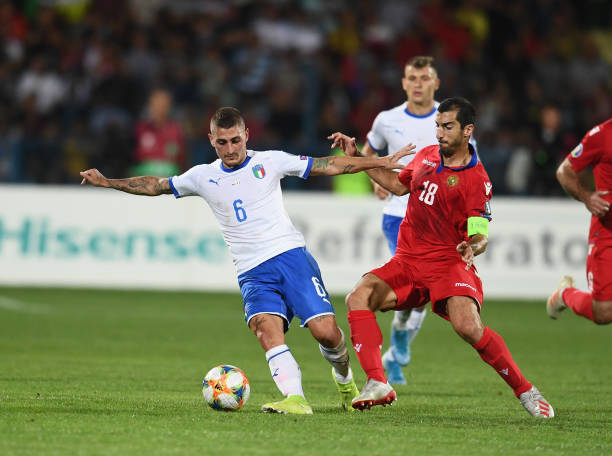 YEREVAN, ARMENIA - SEPTEMBER 05: Marco Verratti of Italy competes for the ball with Henrikh Mkhitaryan of Armenia during the UEFA Euro 2020 qualifier between Armenia and Italy at Republican Stadium after Vazgen Sargsyan on September 5, 2019 in Yerevan, Armenia. (Photo by Claudio Villa/Getty Images)