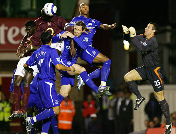 OTD Arsenal beat Everton 2-0 to relieve pressure & give debut to 17yo 2 Arsenal's Sol Campbell heads the Ball past Evertons defence and goalkeeper Richard Wright during their Premiership match at home to Arsenal at Highbury footabll grounds, London 19 September 2005. AFP PHOTO/CARL DE SOUZA