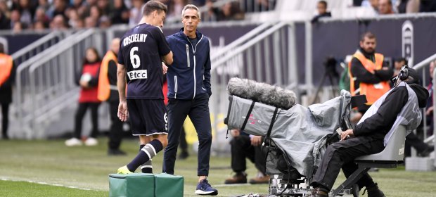 Laurent Koscielny comes off injured (Photo via Ligue1.com)