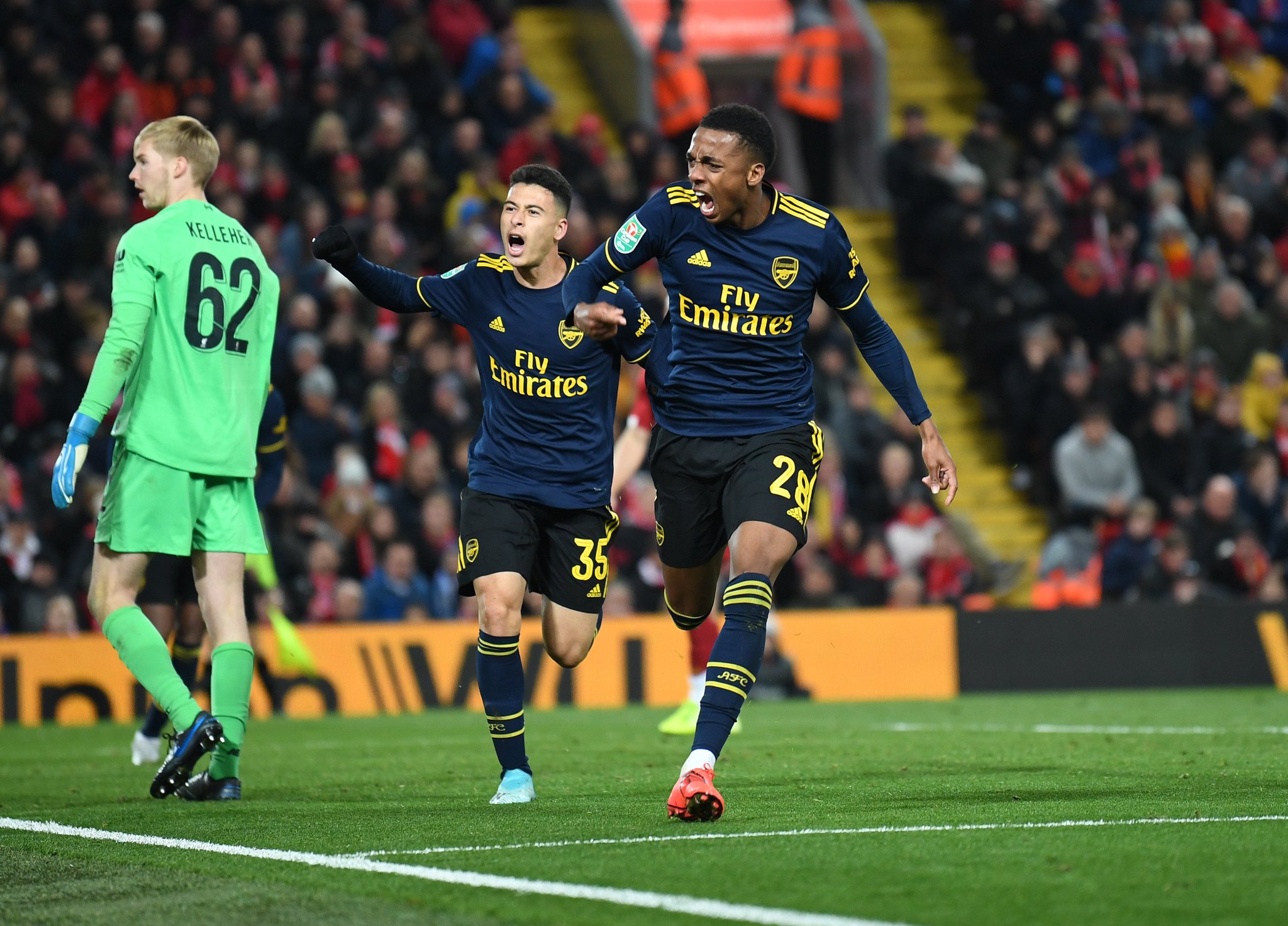 Joe Willock celebrates after scoring his goal (Photo via Twitter / Arsenal)