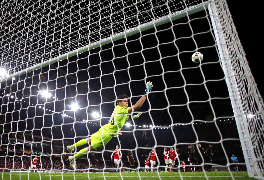 LONDON, ENGLAND - OCTOBER 24: Nicolas Pepe of Arsenal scores his team's third goal past Miguel Silva of Vitoria Guimaraes during the UEFA Europa Le...