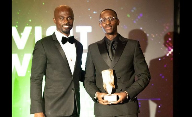 Emmanuel Ruhumuliza (R), Partnerships Manager at the Rwanda High Commission in the UK received the award on behalf of Visit Rwanda.  [photo: New Times]