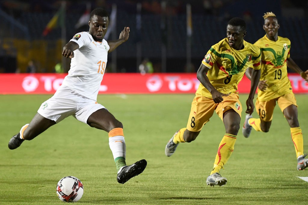 Ivory Coast's forward Nicolas Pepe (L) kicks the ball during the 2019 Africa Cup of Nations (CAN) Round of 16 football match between Ivory Coast an...