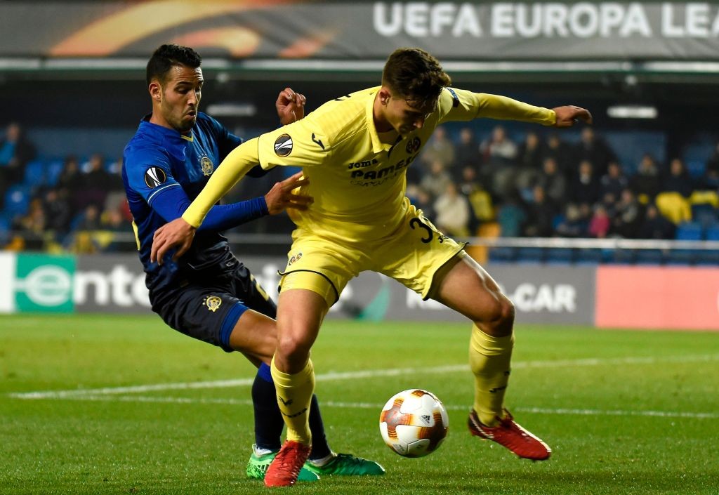 Maccabi Tel Aviv's midfielder Eyal Golasa (L) challenges Villarreal's midfielder Pau Torres during the UEFA Europa League group A football match be...