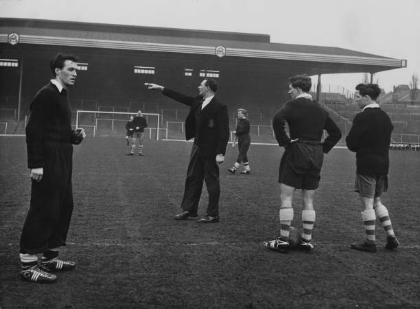 Jack Crayston (1910 - 1992), manager of Arsenal FC, issues directions, January 1957. (Photo by Chris Ware/Keystone Features/Hulton Archive/Getty Images)