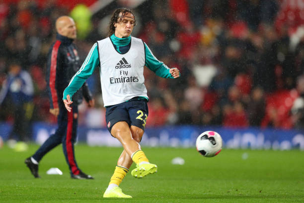 MANCHESTER, ENGLAND - SEPTEMBER 30:   David Luiz of Arsenal warms up ahead of the Premier League match between Manchester United and Arsenal FC at Old Trafford on September 30, 2019 in Manchester, United Kingdom. (Photo by Catherine Ivill/Getty Images)