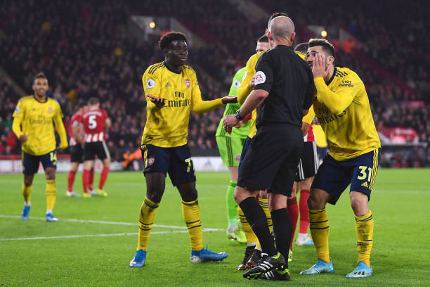 Are Arsenal really being screwed by VAR this season? 3 SHEFFIELD, ENGLAND - OCTOBER 21: Bukayo Saka of Arsenal and team members protest to the Referee Mike Dean during the Premier League match between Sheffield United and Arsenal FC at Bramall Lane on October 21, 2019 in Sheffield, United Kingdom. (Photo by Laurence Griffiths/Getty Images)