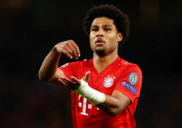 LONDON, ENGLAND - OCTOBER 01: Serge Gnabry of FC Bayern Munich celebrates after scoring his team's third goal during the UEFA Champions League grou...