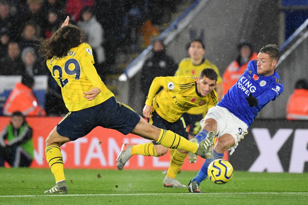 LEICESTER, ENGLAND - NOVEMBER 09: Jamie Vardy of Leicester City shoots under pressure from Matteo Guendouzi and Lucas Torreira of Arsenal during th...
