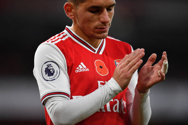 LONDON, ENGLAND - NOVEMBER 02: A poppy is seen on the shirt of Lucas Torreira of Arsenal ahead of Remembrance Day during the Premier League match b...