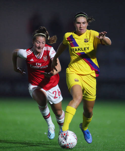 BOREHAMWOOD, ENGLAND - AUGUST 14: Maria Francesca Caldentey of Barcelona gets away from Ruby Grant of Arsenal during the Pre Season friendly between Arsenal Women and Barcelona Femini at Meadow Park on August 14, 2019 in Borehamwood, England. (Photo by Catherine Ivill/Getty Images)